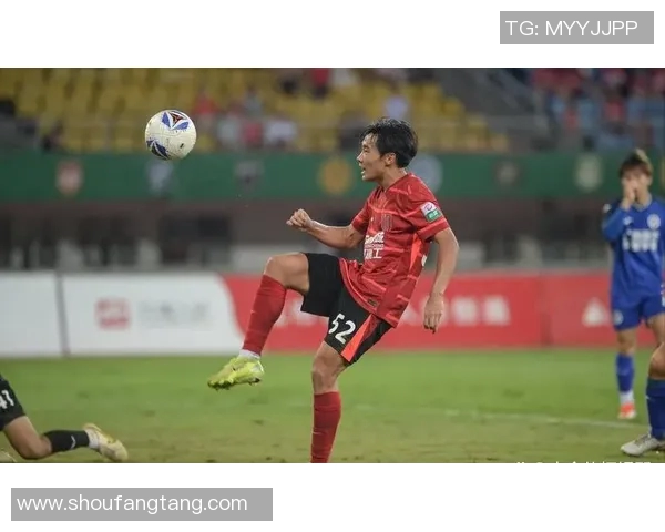 亚洲足球明星的魅力与风采展现帅气风范